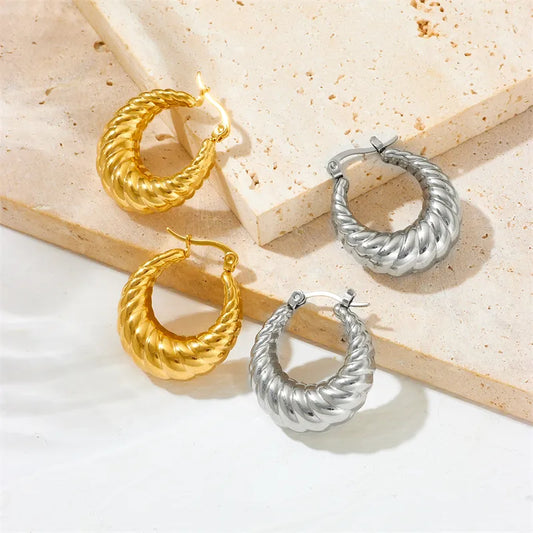 Ribbed Hoop Earring