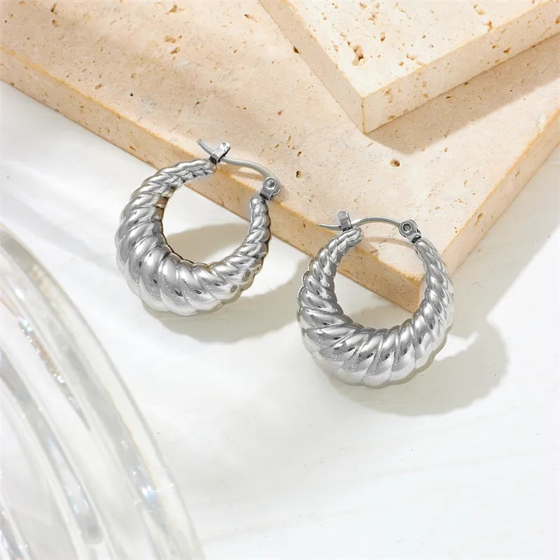 Ribbed Hoop Earring