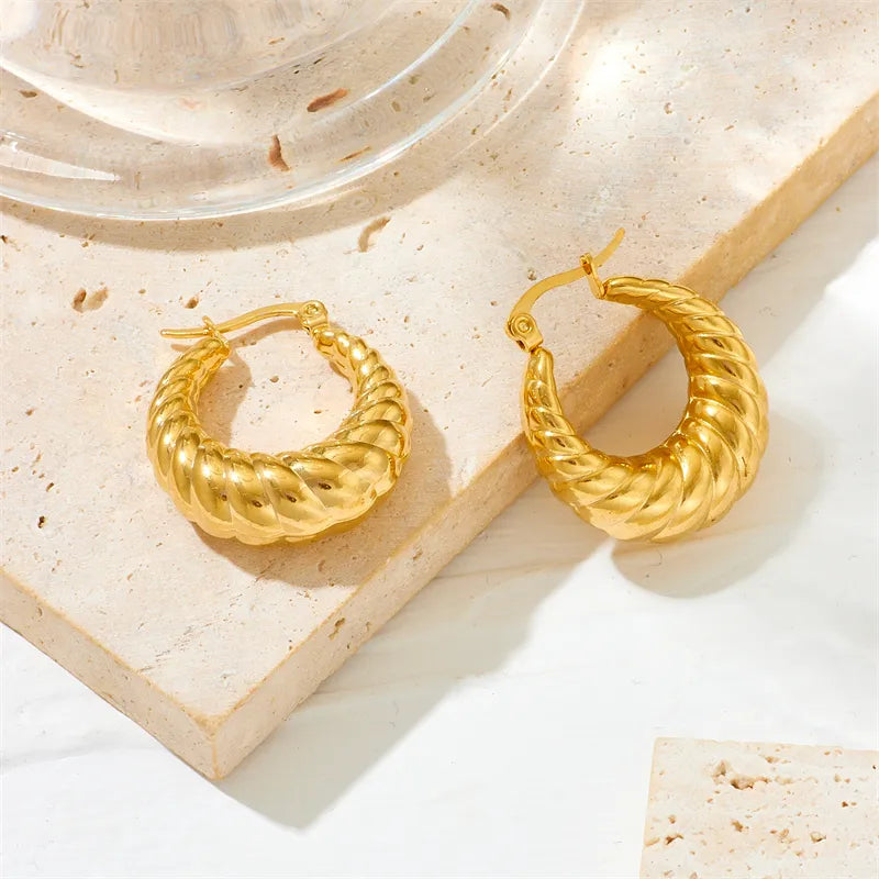 Ribbed Hoop Earring